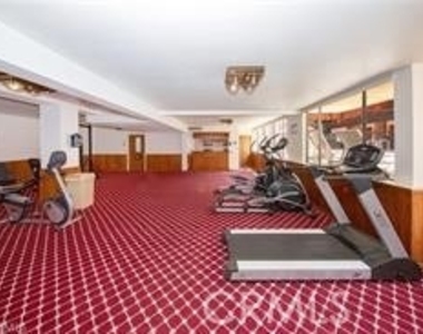 5349 Newcastle Avenue - Photo Thumbnail 12
