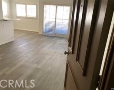 5349 Newcastle Avenue - Photo Thumbnail 3