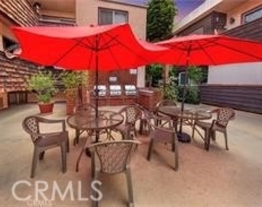 5349 Newcastle Avenue - Photo Thumbnail 14
