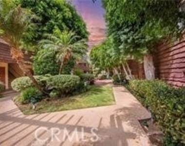 5349 Newcastle Avenue - Photo Thumbnail 9