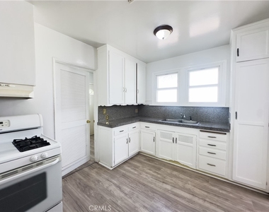 335 W Hillcrest Boulevard - Photo Thumbnail 2