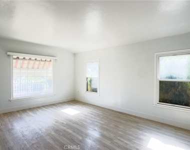 335 W Hillcrest Boulevard - Photo Thumbnail 5