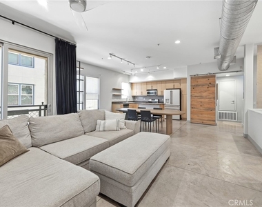 204 E 3rd Street - Photo Thumbnail 4