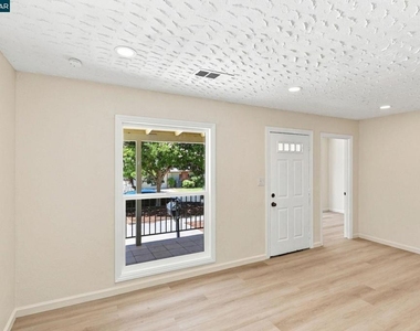 53 Ramona St - Photo Thumbnail 5