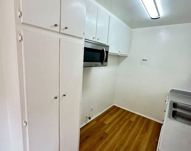 932 Wilcox Ave - Photo Thumbnail 2