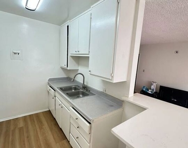 932 Wilcox Ave - Photo Thumbnail 3