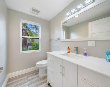 1357 Seward Street - Photo Thumbnail 15