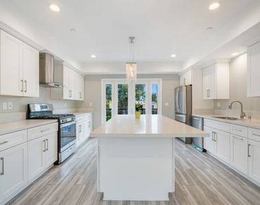 1357 Seward Street - Photo Thumbnail 9