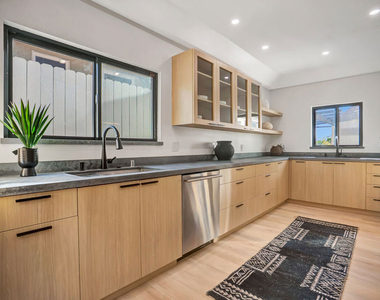 1145 S Longwood Avenue - Photo Thumbnail 11