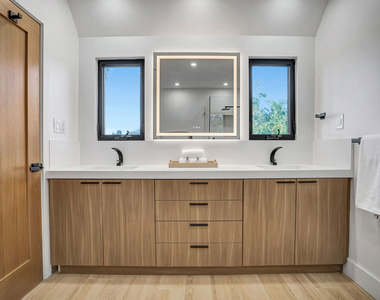 1145 S Longwood Avenue - Photo Thumbnail 26