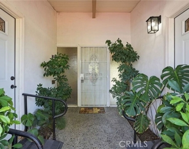 6732 Wooster Avenue - Photo Thumbnail 14