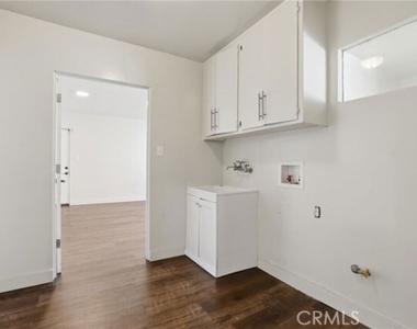 6732 Wooster Avenue - Photo Thumbnail 10