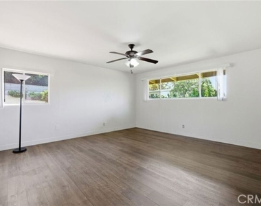 6732 Wooster Avenue - Photo Thumbnail 5