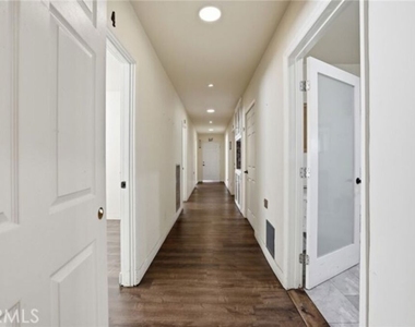 6732 Wooster Avenue - Photo Thumbnail 4