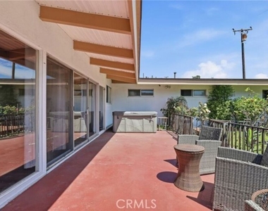 6732 Wooster Avenue - Photo Thumbnail 12