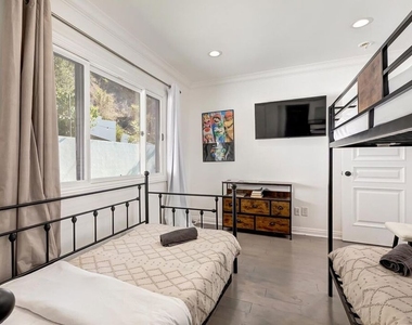 3201 Bonnie Hill Drive - Photo Thumbnail 21