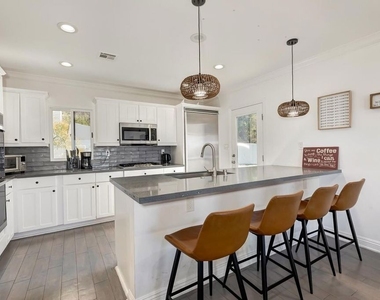 3201 Bonnie Hill Drive - Photo Thumbnail 10