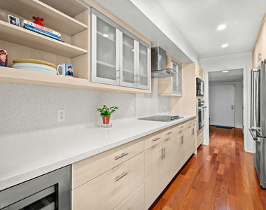 851 N Kings Road - Photo Thumbnail 7