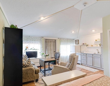5037 Crestland Drive - Photo Thumbnail 11