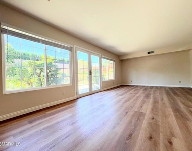 893 Lindawood Street - Photo Thumbnail 7