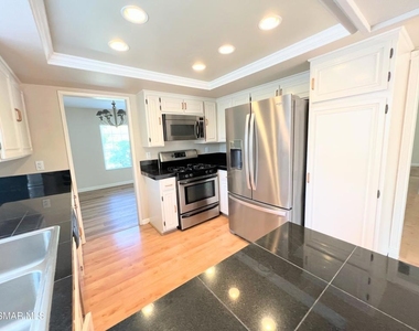 893 Lindawood Street - Photo Thumbnail 11