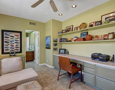 383 Desert Holly Drive - Photo Thumbnail 18