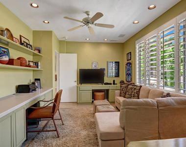 383 Desert Holly Drive - Photo Thumbnail 16