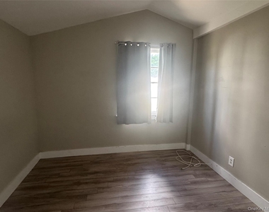 425 Landing Avenue - Photo Thumbnail 4