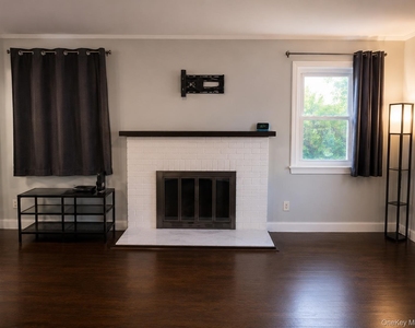 187 Perry Street - Photo Thumbnail 4