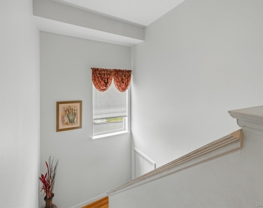 35 Helene Road - Photo Thumbnail 12
