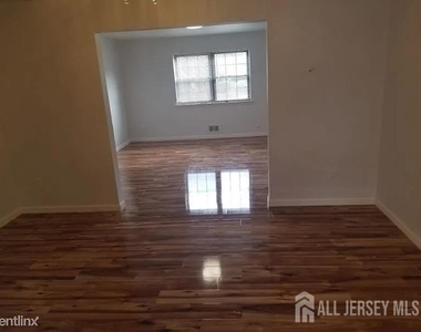 804 Maple Hill Drive - Photo Thumbnail 3