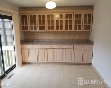 804 Maple Hill Drive - Photo Thumbnail 7