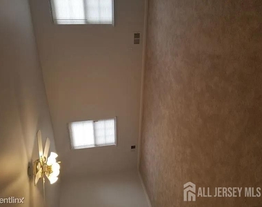 804 Maple Hill Drive - Photo Thumbnail 14