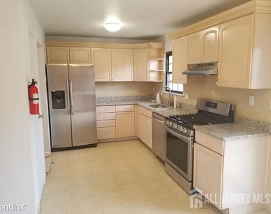 804 Maple Hill Drive - Photo Thumbnail 9