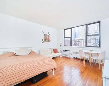 400 W 45th Street - Photo Thumbnail 2