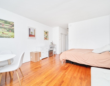 400 W 45th Street - Photo Thumbnail 3