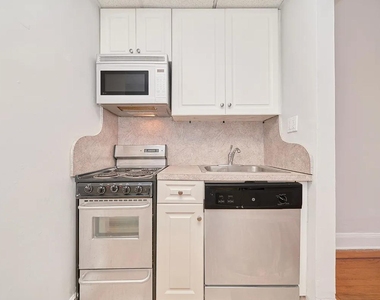 331 W 43rd Street - Photo Thumbnail 3