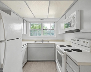 12102 Green Leaf Court - Photo Thumbnail 10