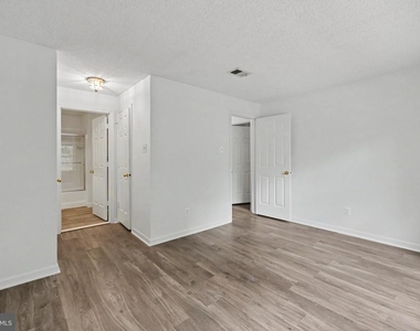 12102 Green Leaf Court - Photo Thumbnail 13