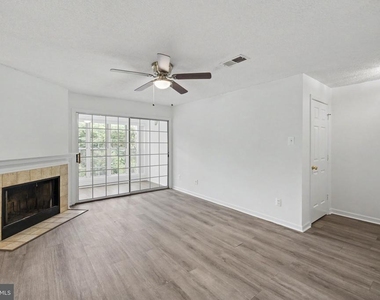 12102 Green Leaf Court - Photo Thumbnail 4