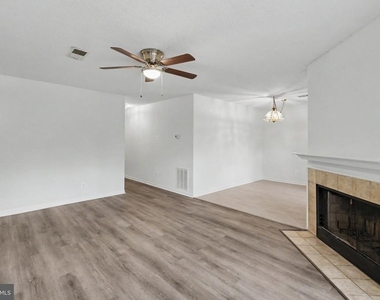 12102 Green Leaf Court - Photo Thumbnail 5