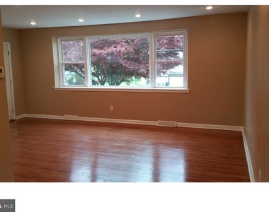 9960 Woodfern Road - Photo Thumbnail 2