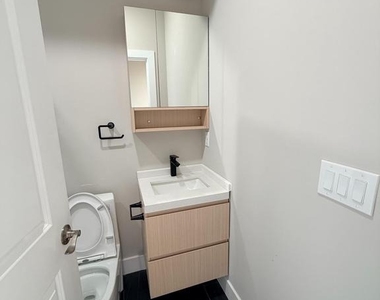 1015 N 45th Street - Photo Thumbnail 4