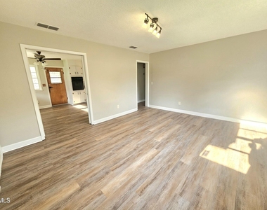 408 Oak Street - Photo Thumbnail 4
