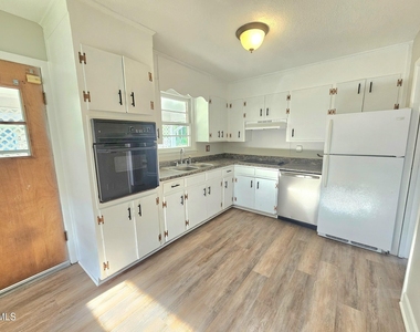 408 Oak Street - Photo Thumbnail 7