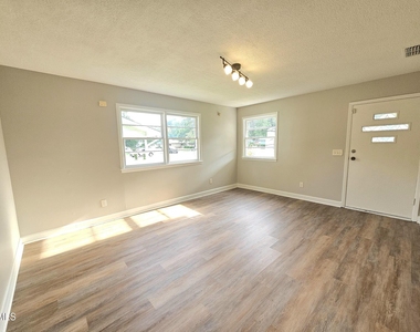 408 Oak Street - Photo Thumbnail 5