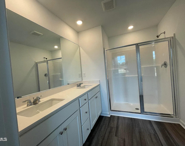 277 Paramount Drive - Photo Thumbnail 9