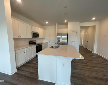 277 Paramount Drive - Photo Thumbnail 6