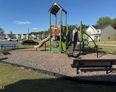 277 Paramount Drive - Photo Thumbnail 14