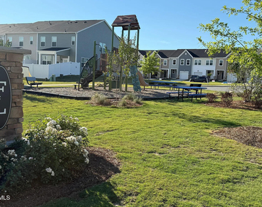 277 Paramount Drive - Photo Thumbnail 12